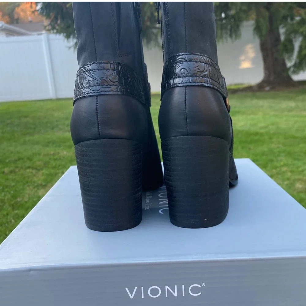 NWT/NIB Vionic Women's Carnelia Block Heel Bootie (Size 7)